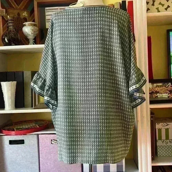 NWT Max Studio Women’s plus size crepe tie front blouse. Size 1 X - Picture 6 of 11